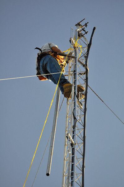 Bob-K4NBC Attaching the Gin Pole 07.jpg